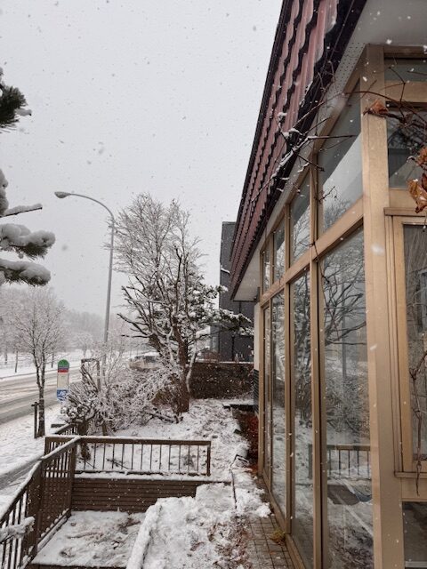 ②東（玄関）側の足場を組む場所の確保　後